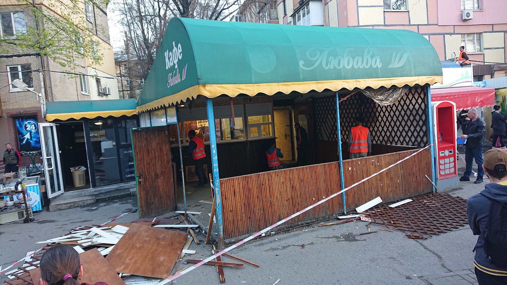 На проспекті Гагаріна у Дніпрі демонтували наливайку, що стяла навпроти символу мирного космосу