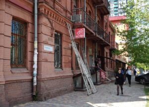 В центре Днепра демонтировали рекламные вывески