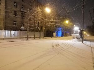 Первый снег: в Днепре расчищают улицы (фото)