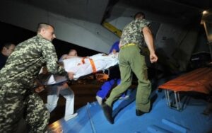 доставить раненых