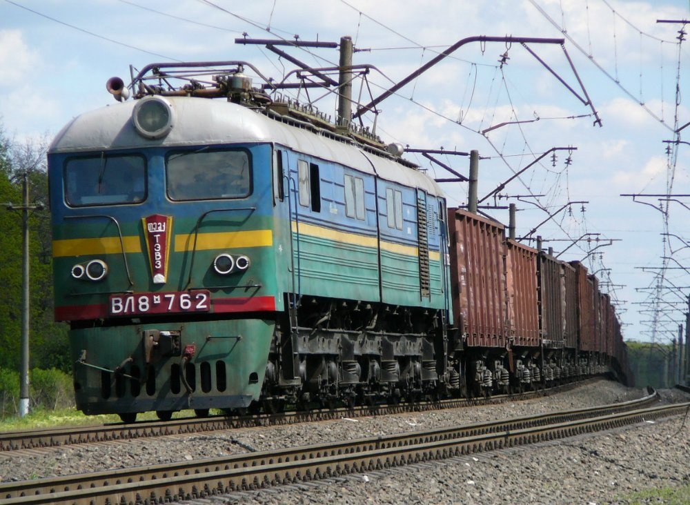 грузовой поезд