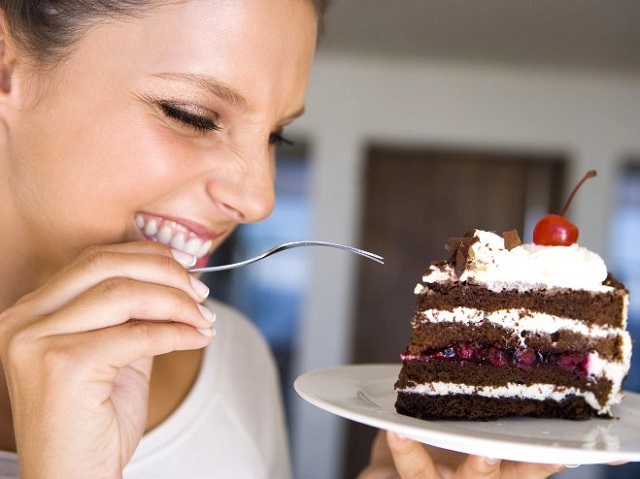 заедать стресс сладостями