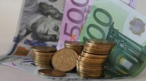 Доллар в Украине устремился к психологической отметке