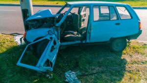 &quot;Таврия&quot; влетела в столб: водителя увезли в больницу