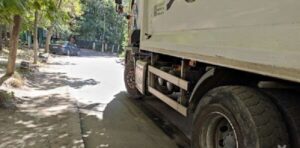 В Днепре мусоровоз сбил человека: пострадавший в больнице
