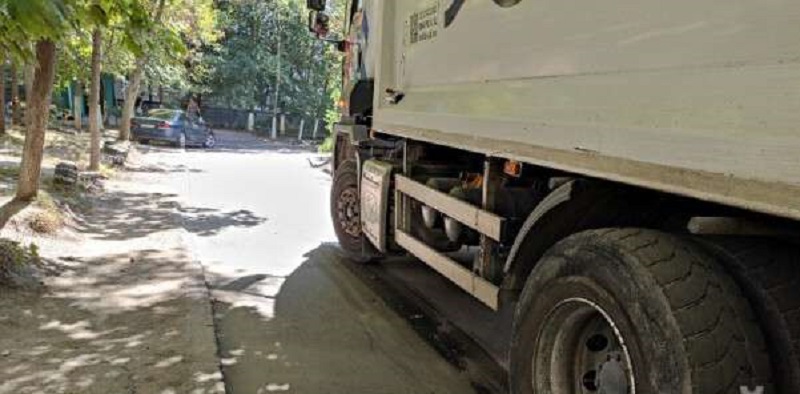 В Днепре мусоровоз сбил человека: пострадавший в больнице