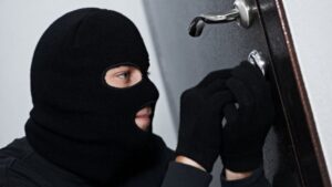 В Днепре трое неизвестных пытались взломать квартиру на глазах у хозяйки