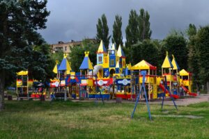 В Днепре из-за детской площадки разгорелся скандал