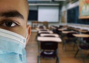 В Днепре невакцинированных учителей не допустят к работе