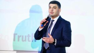 “Несерьезно и смешно”: экс-премьер раскритиковал план действий Кабмина