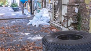В Днепре от троллейбуса отлетело колесо в витрину магазина