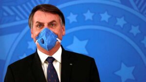 Бразильский президент, отрицавший коронавирус, заразился им