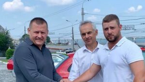 Мэр Днепра наградил инспекторов, которые хотели эвакуировать его авто