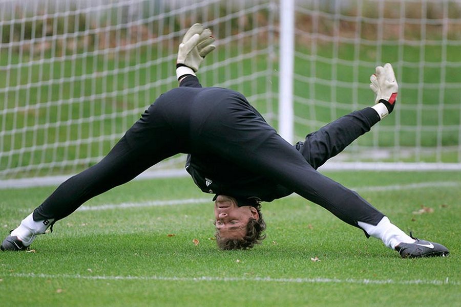 Голкипер превзошел все самые курьезные автоголы