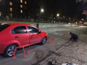 Все законно: в Днепре антипарковочные приспособления устанавливают прямо на дороге (фото)