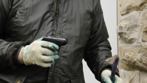 В Днепре четверо грабителей избили 19-летнего парня