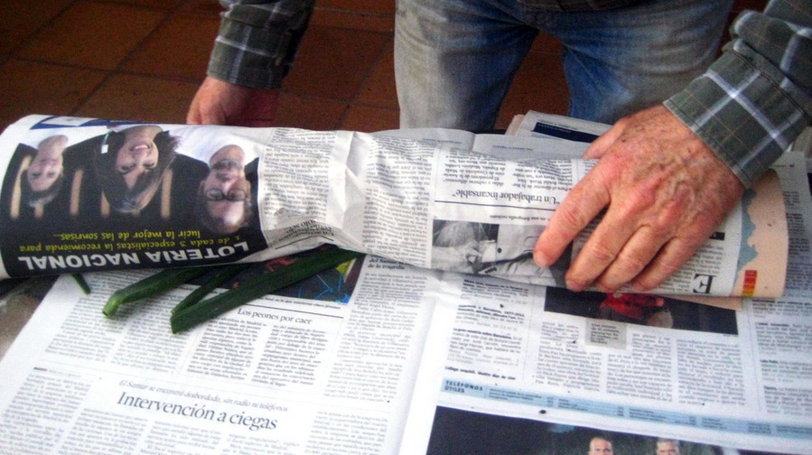 Журналист съел газету после выхода команды в плей-офф