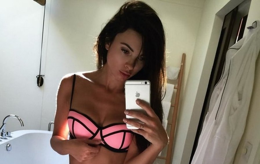 Жена футболиста сборной Украины напомнила болельщикам "Киев 1990-х"