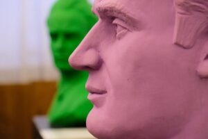 В Днепре презентовали выставку скульптур для незрячих