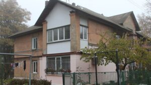 У Дніпрі комунальники врятували аварійний будинок