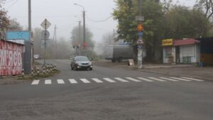 У Дніпрі, у селищі Мирному, проводять масштабний ремонт доріг