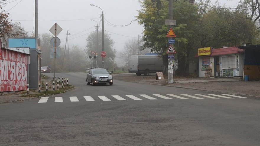У Дніпрі, у селищі Мирному, проводять масштабний ремонт доріг
