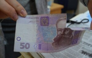Зарплаты украинским чиновникам и руководителям госкомпаний хотят урезать