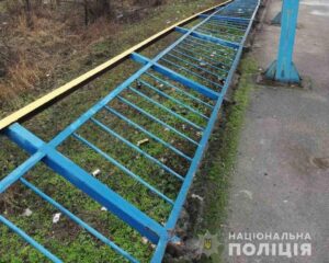 В Днепре малолетки завалили металлический забор на ж/д платформе