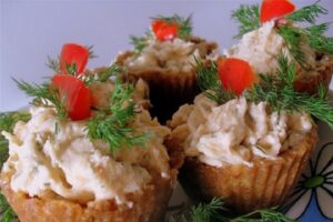 88451709_zakusochnuye_tartaletki_s_syomgoy_i_suyrom