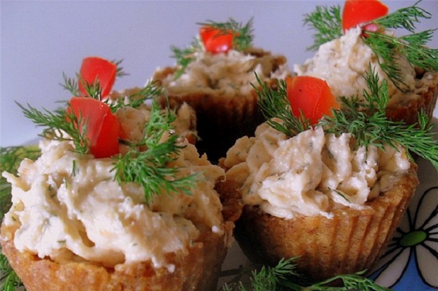 88451709_zakusochnuye_tartaletki_s_syomgoy_i_suyrom