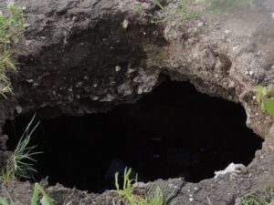 упасть в яму, фото из открытых источников