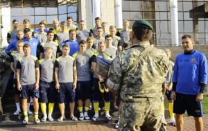 Украинские воины передали футболистам сборной талисманы с передовой