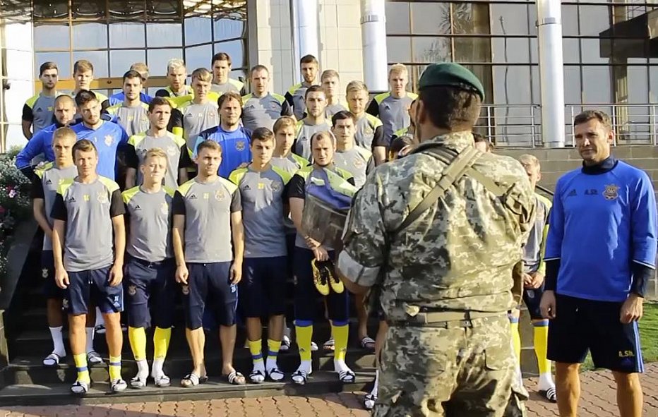 Украинские воины передали футболистам сборной талисманы с передовой