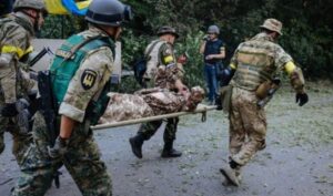 В Днепр военным вертолетом доставили бойца с травмой кисти