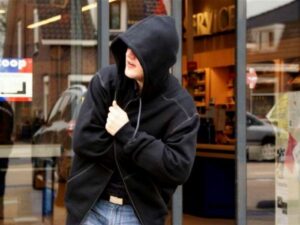 Под Днепром в магазине задержали “любителя” брендовых курток