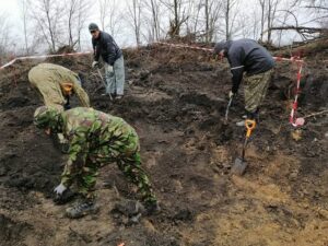 На Днепропетровщине нашли останки бойцов и разыскивают их родственников (фото +18)