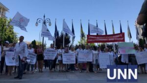 Под Офисом президента требуют отставки Супрун