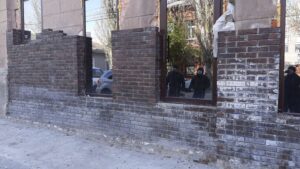 Карантин не помеха: в Днепре продолжают демонтировать незаконные пристройки