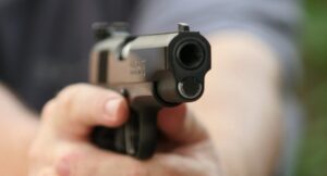 В Днепре устроили самосуд над мужчиной, который стрелял в животных