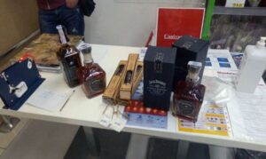Днепрянин украл из магазина алкоголь и колбасу: подробности