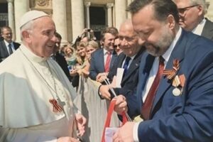Как на Папе Римском оказалась &quot;георгиевская ленточка&quot;