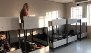 Днепрянка рассказала о “заточении” в Греции: спят на “нарах”, паспорта и багаж забрали