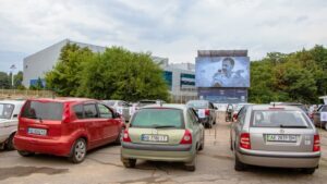 У Дніпрі розпочався перший автокінофестиваль українського кіно «FESTinCAR2020»