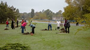 Дніпро-квітучий: на житлових масивах Покровський та Червоний камінь висадили 70 молодих дерев