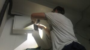Выгорала проводка и выбивали пробки: в днепровской многоэтажке заменяют электрокоммуникации