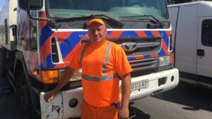 В Днепре круглосуточно и без выходных убирают дороги