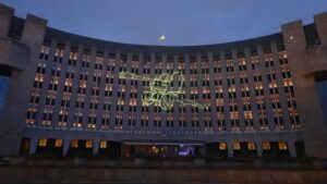 На будівлі міської ради Дніпра транслювали лазерну проєкцію з іменами героїв