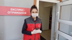 Новая почта начала выдавать посылки прямо на улице