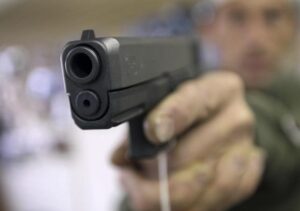 В Днепре 17-летнему парню выстрелили в лицо: подробности
