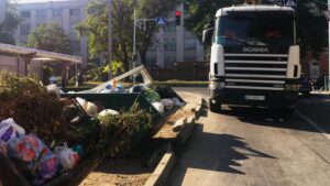 В Днепре коммунальщики с помощью тяжелой техники убирают мусор